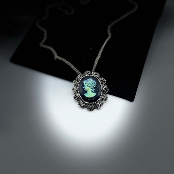 DELICATE Glass Lucite Lady Cameo Necklace - Picture 4 of 4